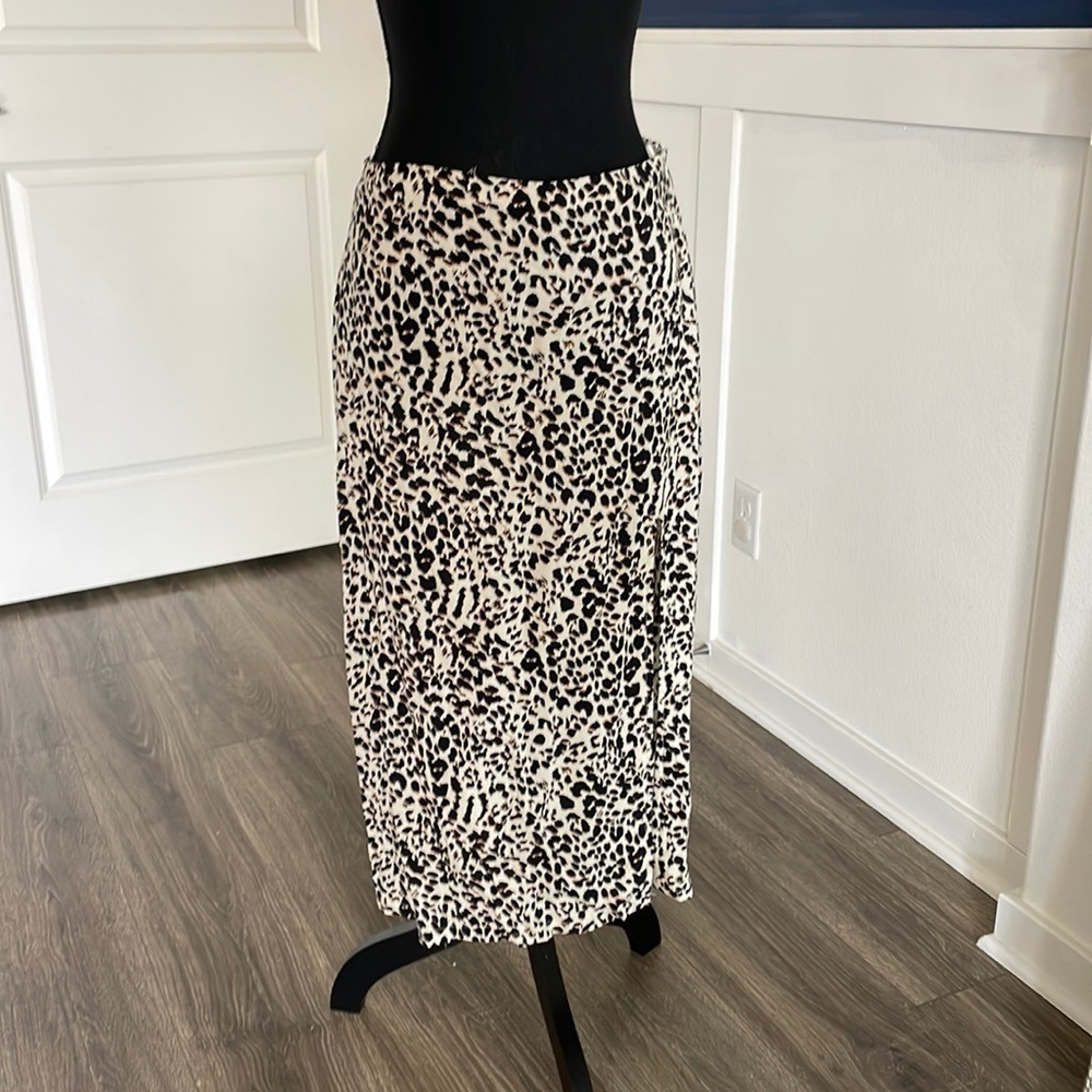 High waist leopard skirt w/ slit